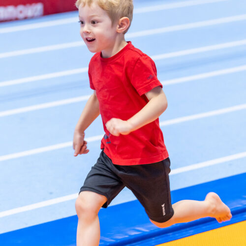 Junge im Kids Gym